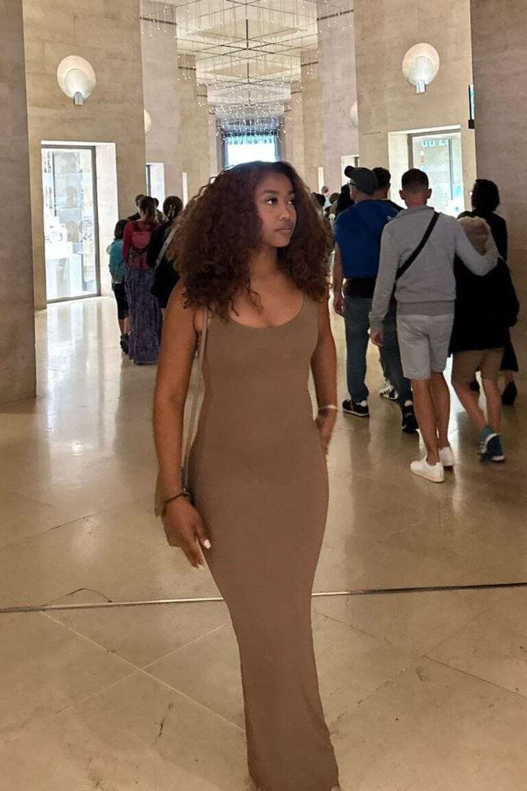 38 Cute Chic Outfits To Wear To A Museum